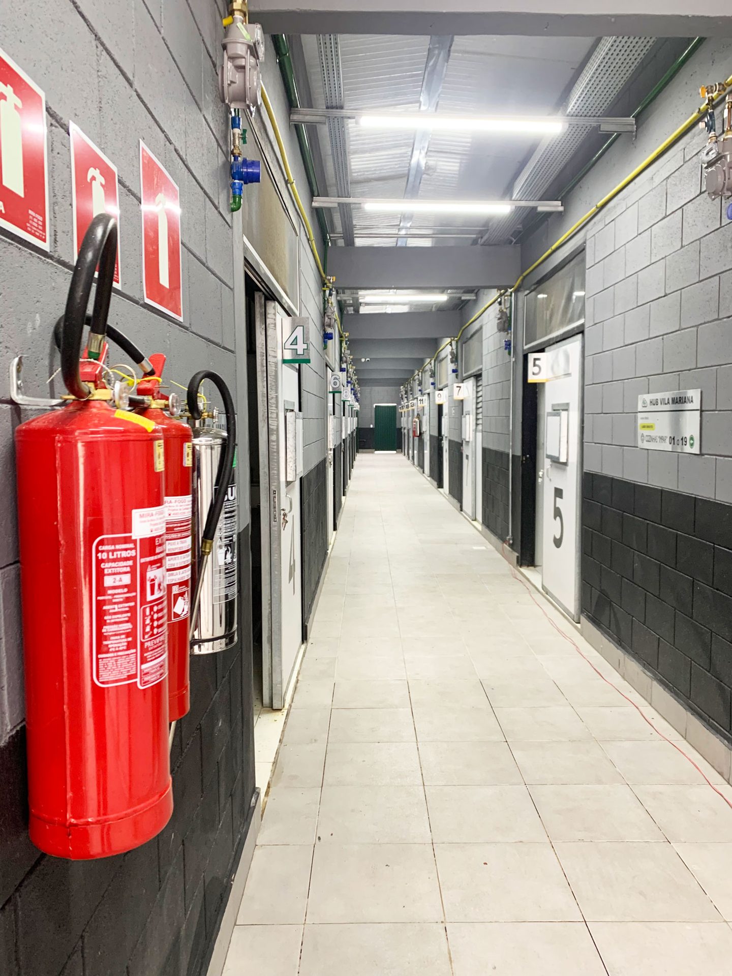 Corredor das cozinhas do Hub Vila Mariana