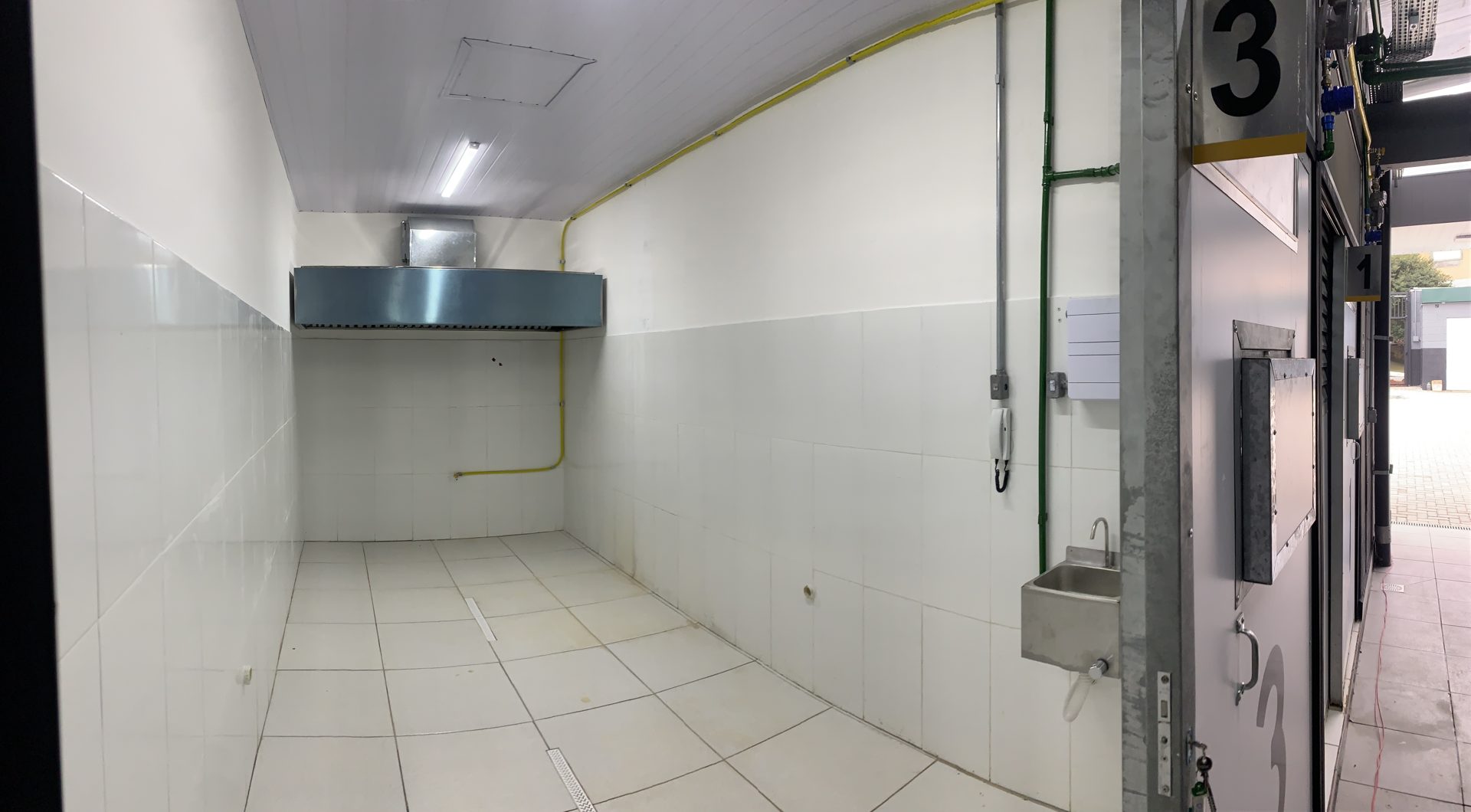Cozinha com coifa e exaustão no Hub Vila Mariana