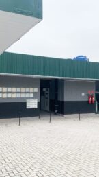 Pátio e fachada do Hub Vila Mariana