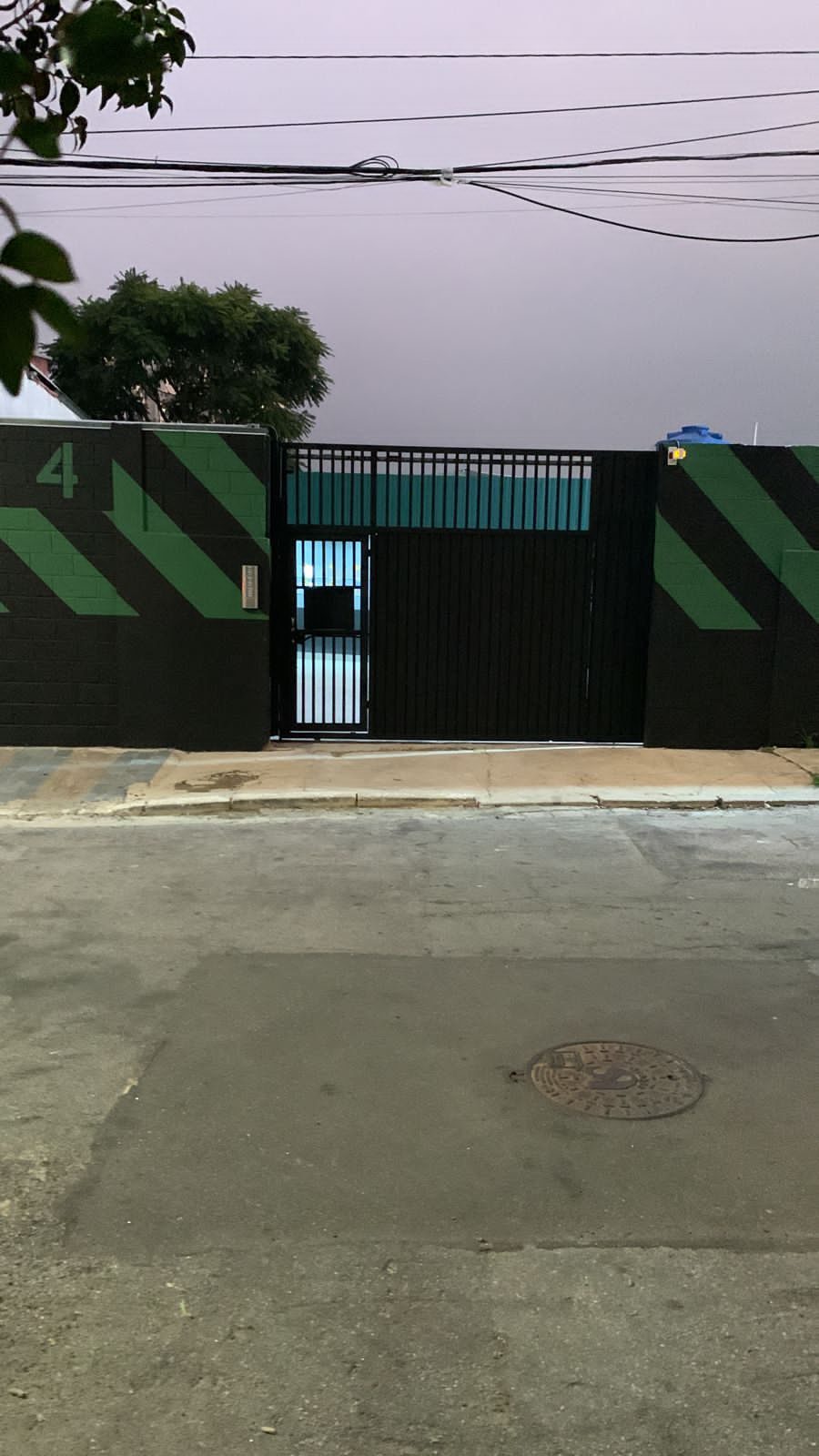 Portão e acesso de carga do Hub Vila Mariana