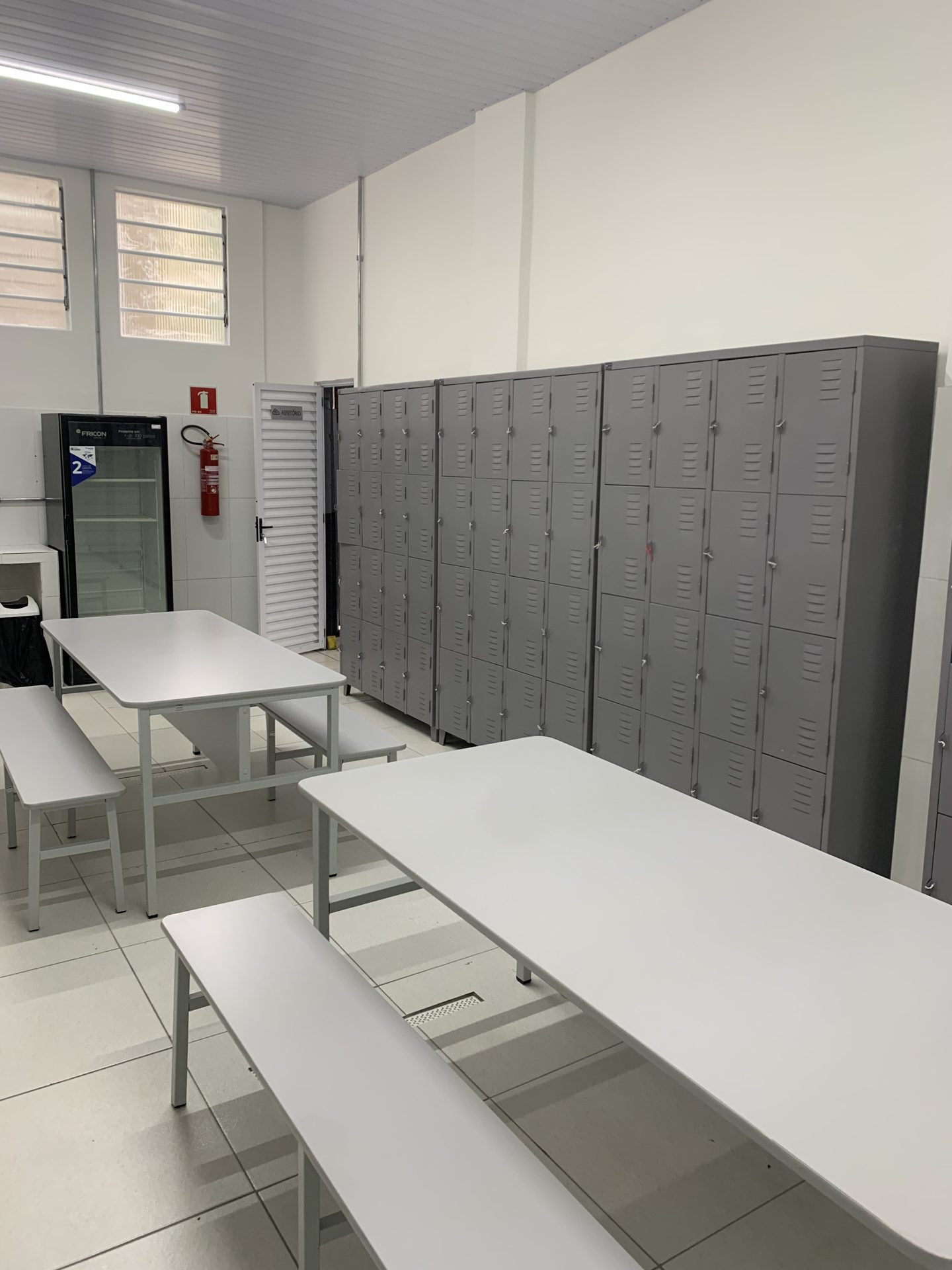 Refeitório e vestiários do Hub Vila Mariana